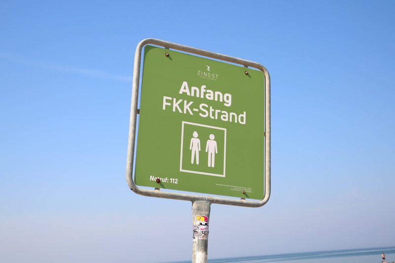 Während Nacktbaden in Deutschland normalisiert ist, ist FKK in vielen Urlaubsländern verboten.