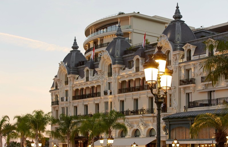 Das Hotel de Paris in Monte Carlo ist ein beeindruckendes Gebäuade.