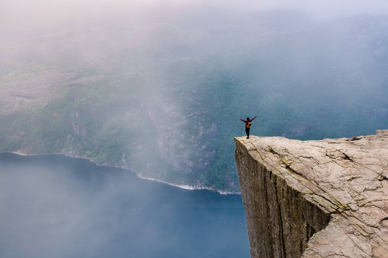 Der Preikestolen in Norwegen ist ein beliebter Fotospot. Leider ist er auch gefährlich. Bisher gab es einige tödliche Unfälle.