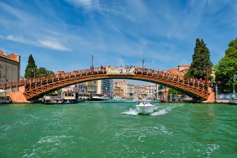 Die Holzbrücke Ponte dell’Accademia überspannt den Canal Grande.