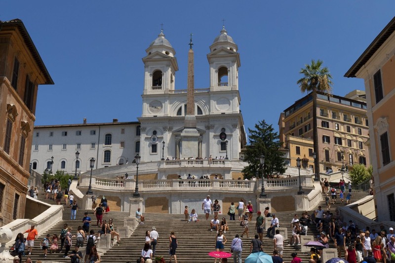 Die Santa Trinità dei Monti oberhalb der Spanischen Treppe.
