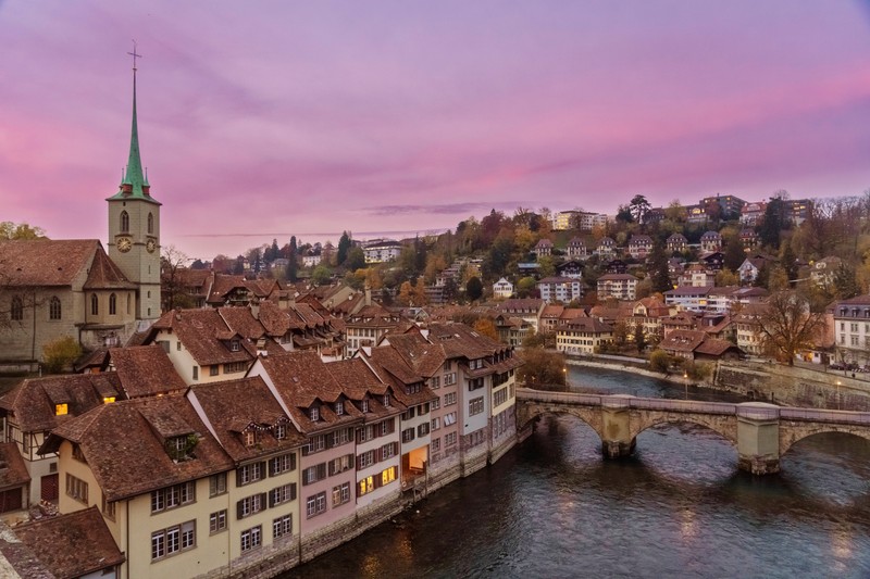 Bern liegt im Herzen der Schweiz und ist UNESCO-Weltkulturerbe. 