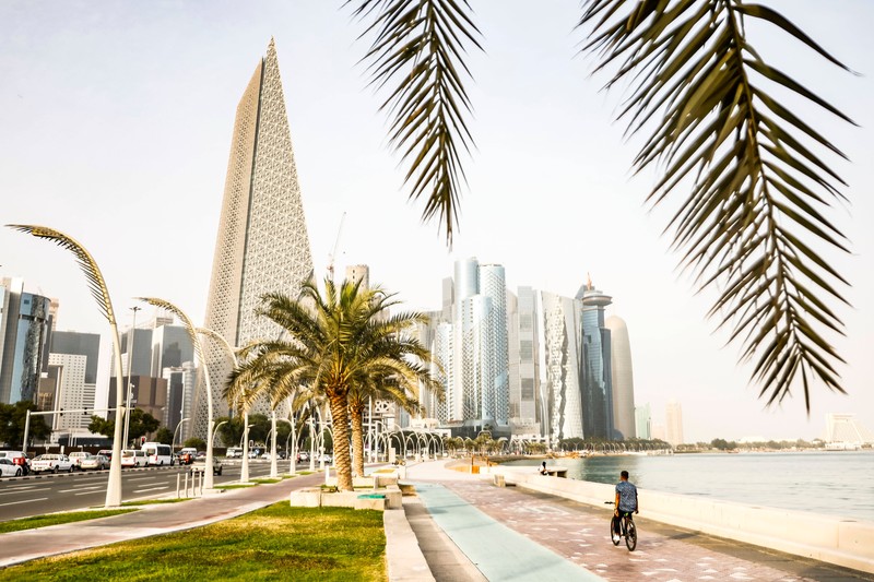 Die moderne Metropole Doha liegt auf einer Halbinsel am Persischen Golf. 