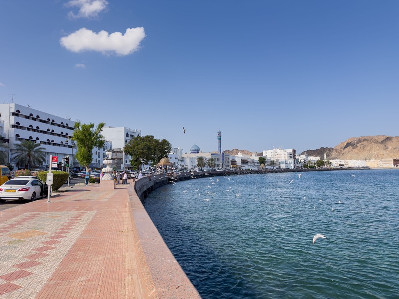 Maskat ist eine Hafenstadt am Golf von Oman, die von Bergen und Wüste umgeben ist.