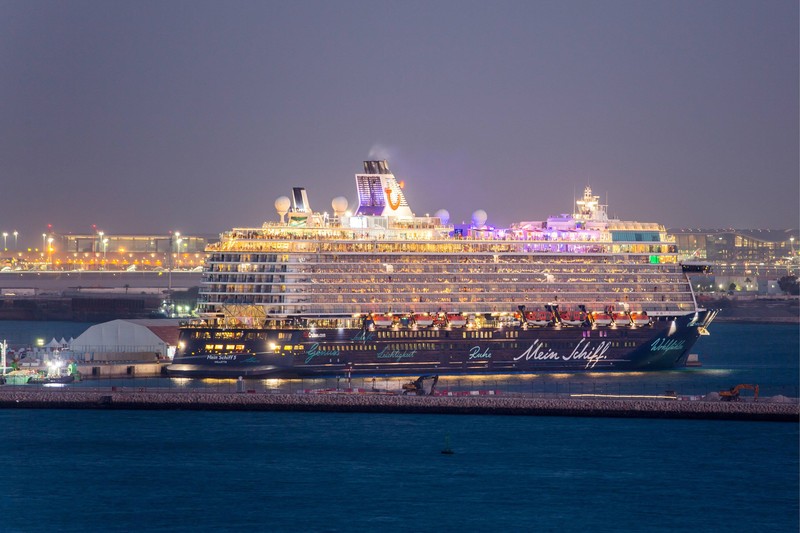 Der Hafen bietet zwar keine Abkühlung, aber die Schiffe bei Nacht sind dennoch sehenswert.
