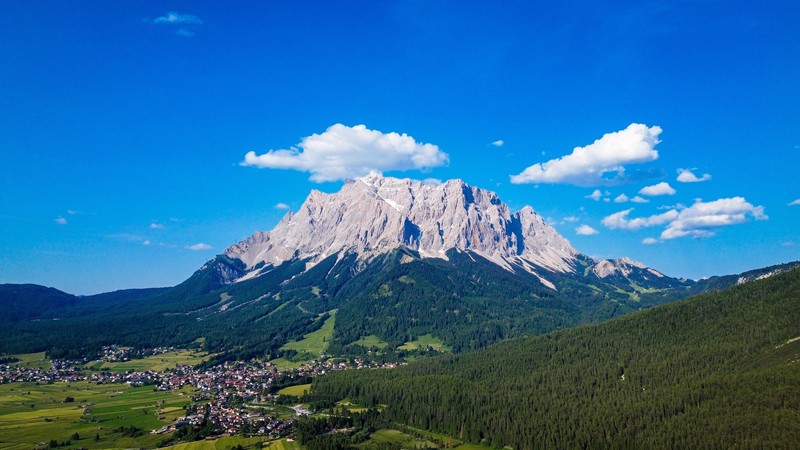 Die Stellplätze am  Camping Erlebnis Zugspitze vermitteln ein Gefühl von Freiheit und Nähe zur Natur.