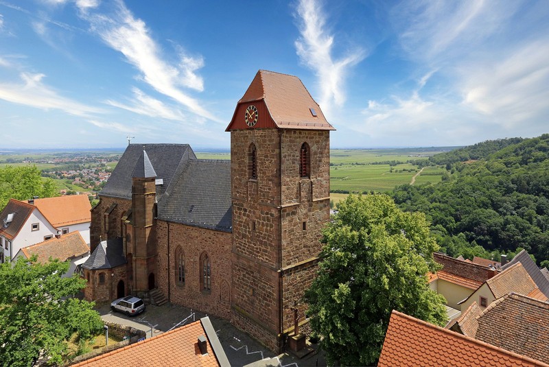 Alte Burganlagen und charmante Straßen erwarten euch in Neuleiningen.