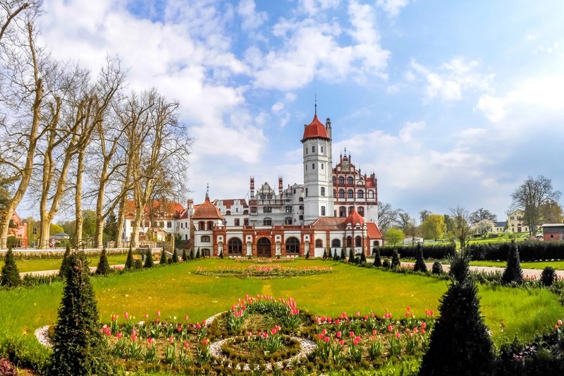 Basedow hat vieles zu bieten, vom Schloss bis hin zum klaren See.