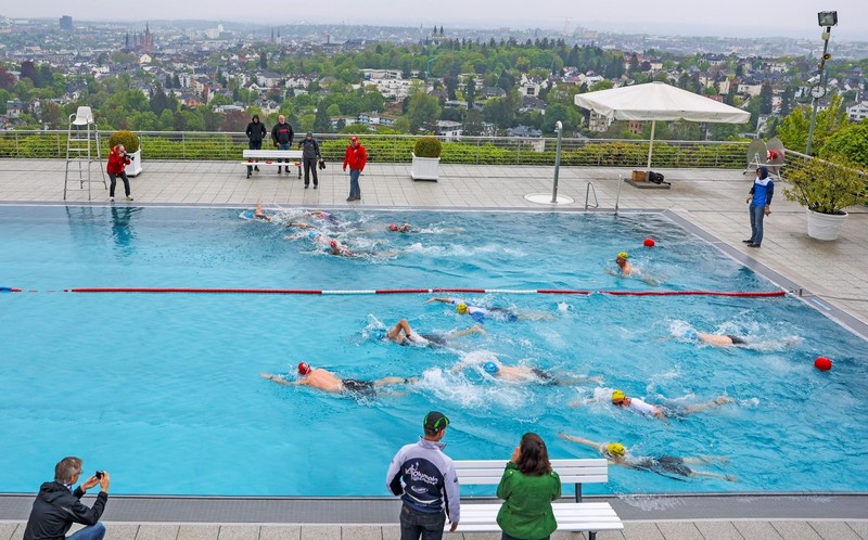 Das Freibad Opelbad in Wiesbaden bietet seinen Gästen einen wunderschönen Ausblick auf die Stadt.