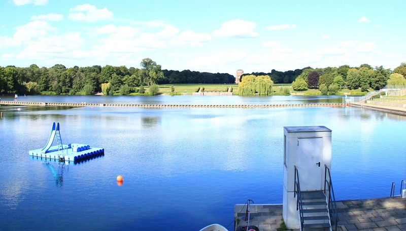 Das Stadtparksee-Naturbad liegt inmitten des Hamburger Stadtparks.