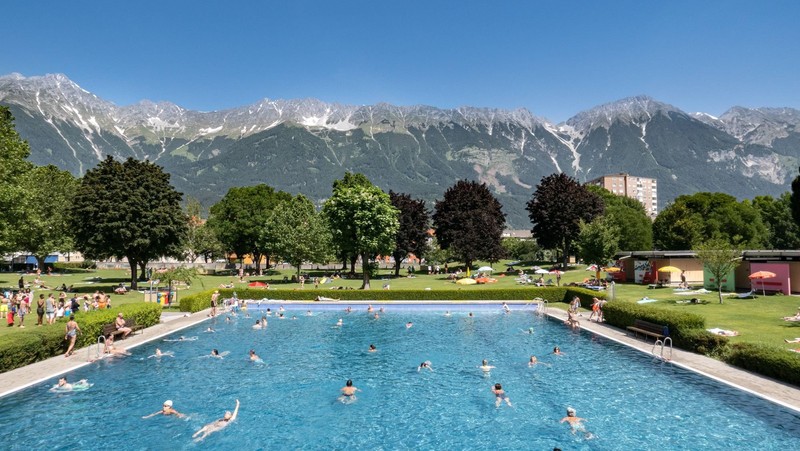 Im Freibad entspannst du auf gemütlichen Liegen oder Wiesen.