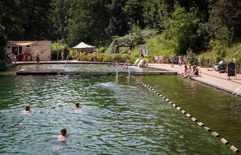 Im Zschonergrundbad in Dresden lässt du dir die Sonne auf den Bauch scheinen.