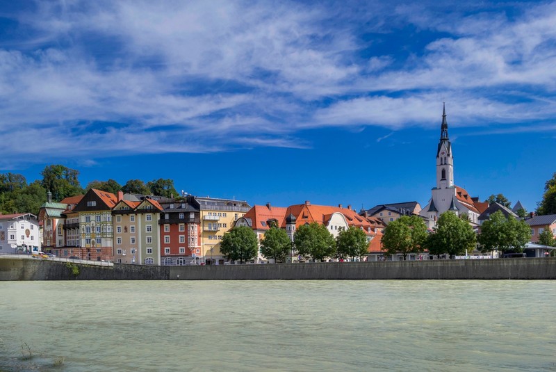 Mit seiner alpinen Schönheit und einer reichen Kulturgeschichte, lockt Bad Tölz jährlich viele Tourist*innen an.