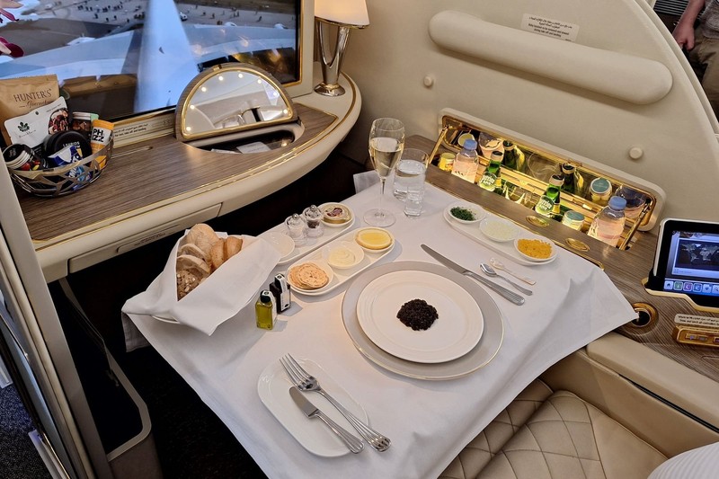 Einblick in das Luxusinterieur der Emirates First Class – großzügig, edel und perfekt inszeniert.