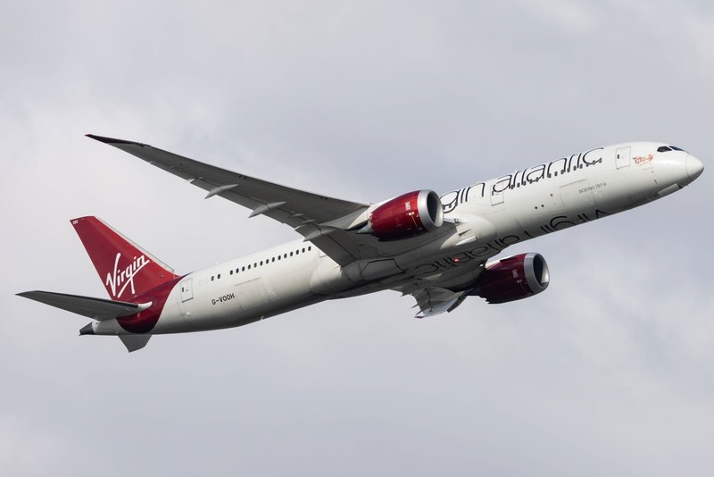 Virgin Atlantic steht für stilvolles Langstreckenfliegen mit moderner Kabinentechnik.