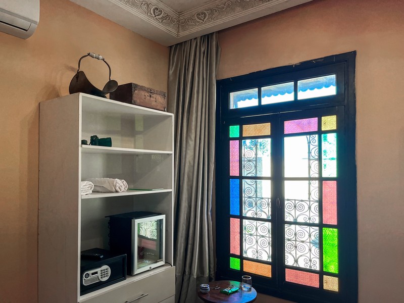Praktisch, aber oft kostenpflichtig: Der Zimmersafe und die Minibar sind selten wirklich inklusive.