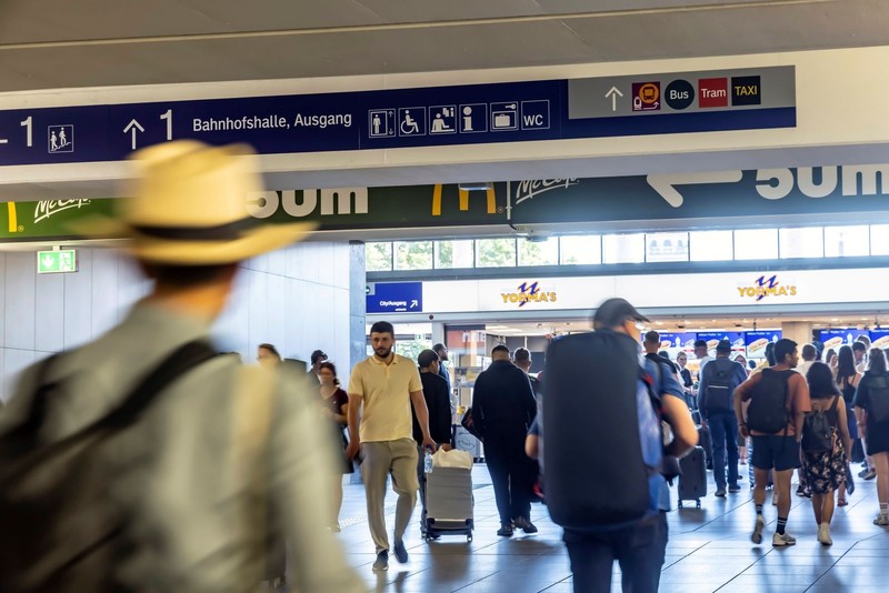 An Bahnhöfen tummeln sich oft Menschenmassen.