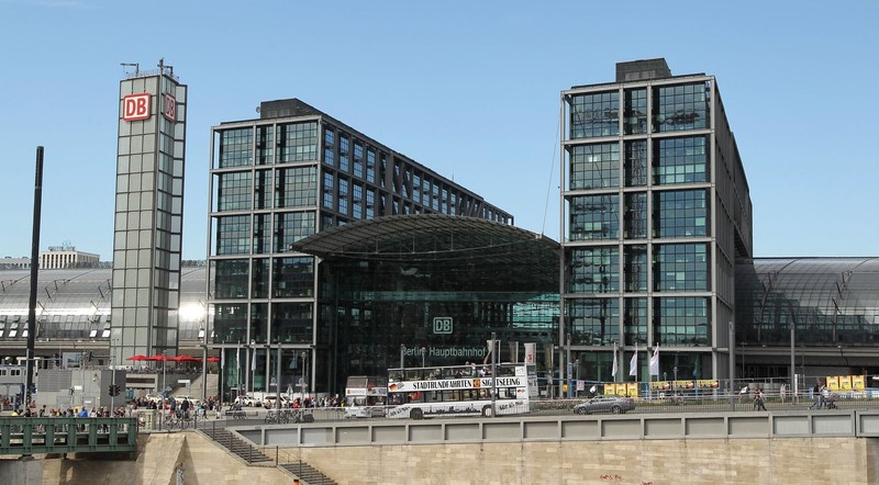 Der Berliner Hauptbahnhof erstreckt sich über fünf Etagen.