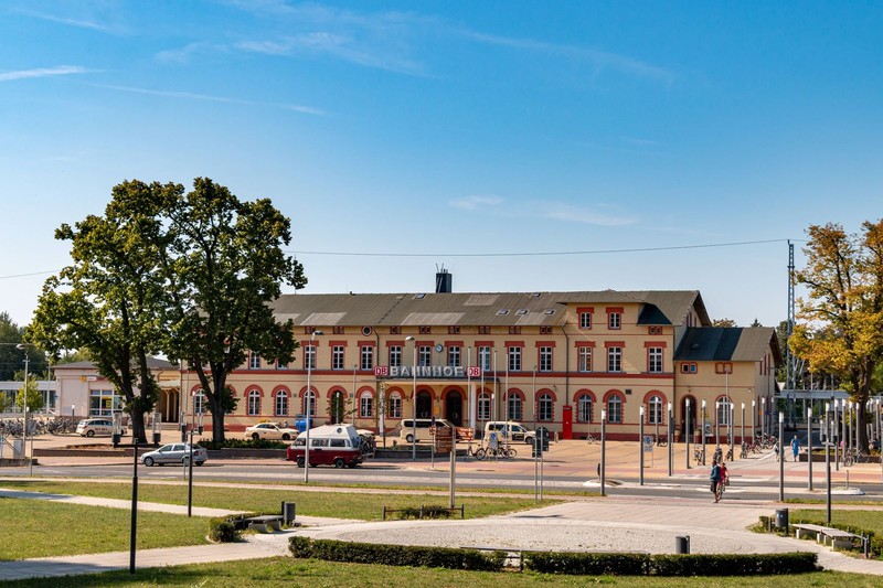 Ein sehenswerter Bahnhof steht in Greifswald.