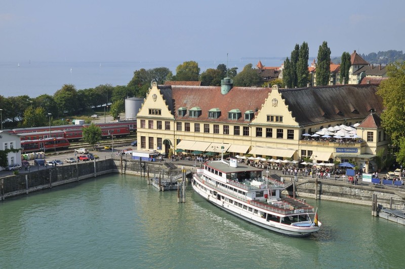 Wer in Lindau-Insel aussteigt, wird direkt vom Urlaubsfeeling begrüßt.