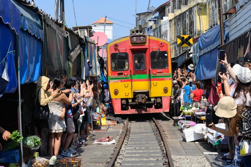 Der Mae Klong Railway Market ist einer der größten Märkte für frische Meeresfrüchte in Thailand