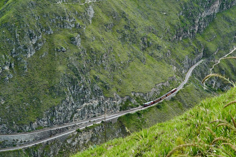 Sie ist so steil, dass sie im Zickzack die Berge hinaufführen muss und dabei in Sackgassen führt.