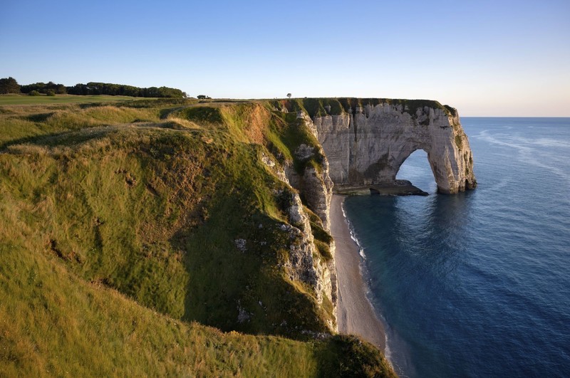Die französische Stadt Étretat kombiniert einen traumhaften Sandstrand mit spektakulären Felsformationen.
