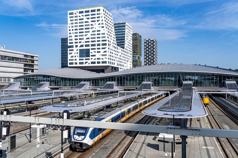 Als zentraler Knotenpunkt zeigt Utrecht, wie funktional ein Bahnhof wirken kann.