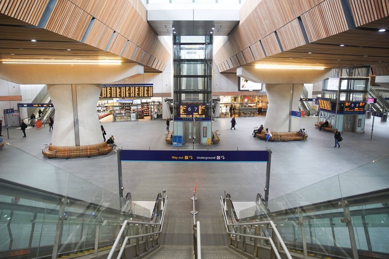 Die moderne Bahnhofshalle der London Bridge Station vermittelt ein Gefühl von urbanem Rhythmus.