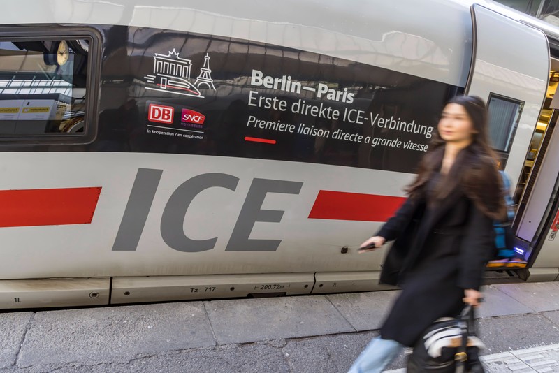Es muss nicht immer das Flugzeug sein, was einen in den Urlaub bringt. Von Deutschland aus kann man auch mit dem Zug ins Ausland reisen.