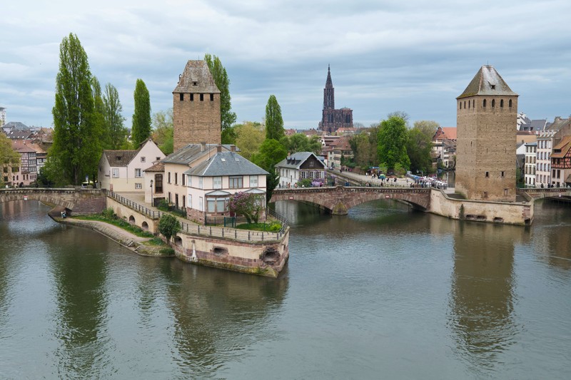Straßburg ist eine französische Stadt, die man von Deutschland aus mit dem Zug erreichen kann.