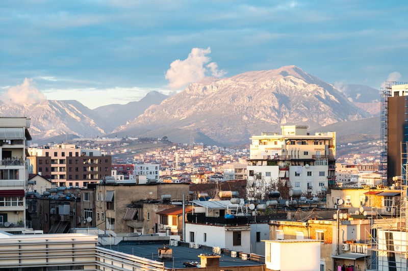 Warst du schon einmal in Albanien? Die Stadt Tirana bietet sich im Herbst besonders an.