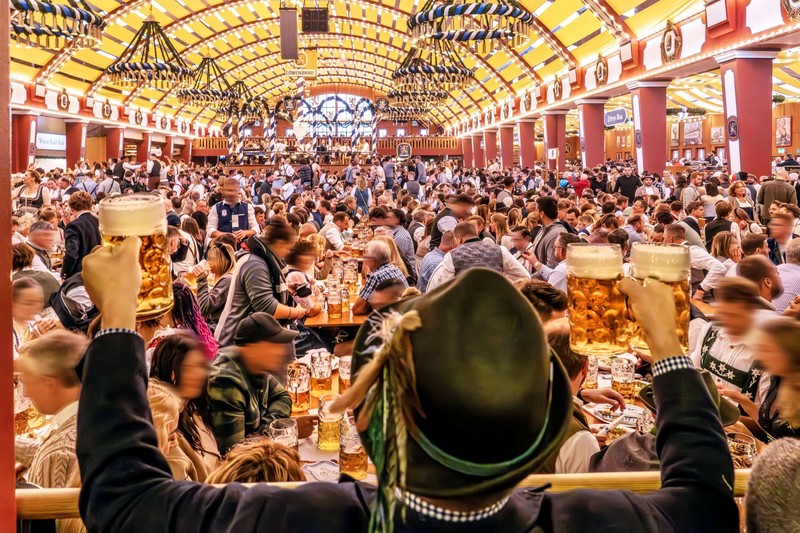 Das Oktoberfest zieht jährlich unzählige Besucher aus aller Welt an.