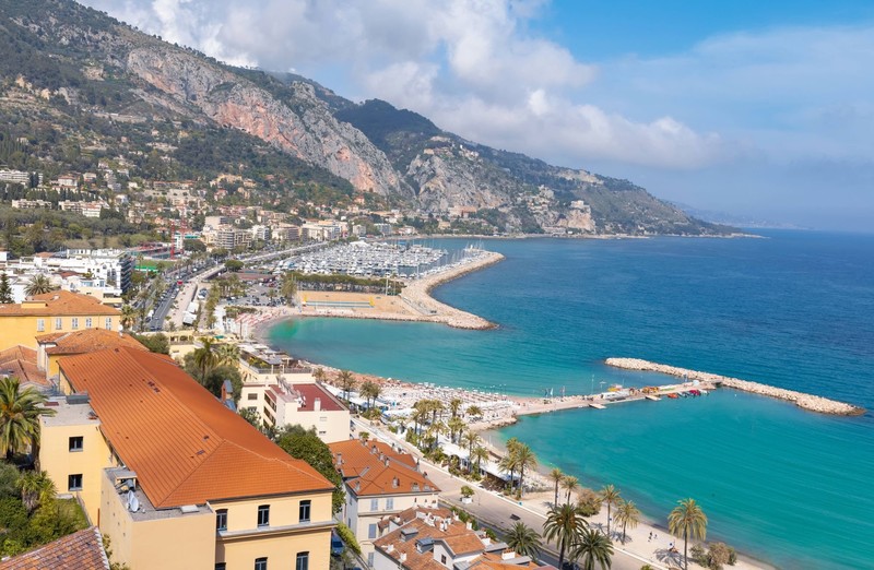 Die Cote d'Azur in Frankreich ist ein beliebtes Reiseziel.