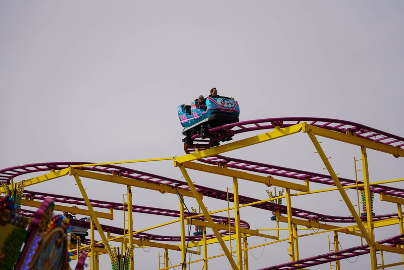 Achterbahnwagen auf einer Kirmes-Anlage.