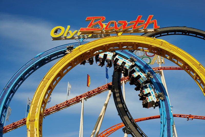 Die Achterbahn Olympia Looping ist die längste transportable Achterbahn weltweit.