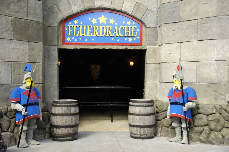 Eingang zur Feuerdrache-Achterbahn.