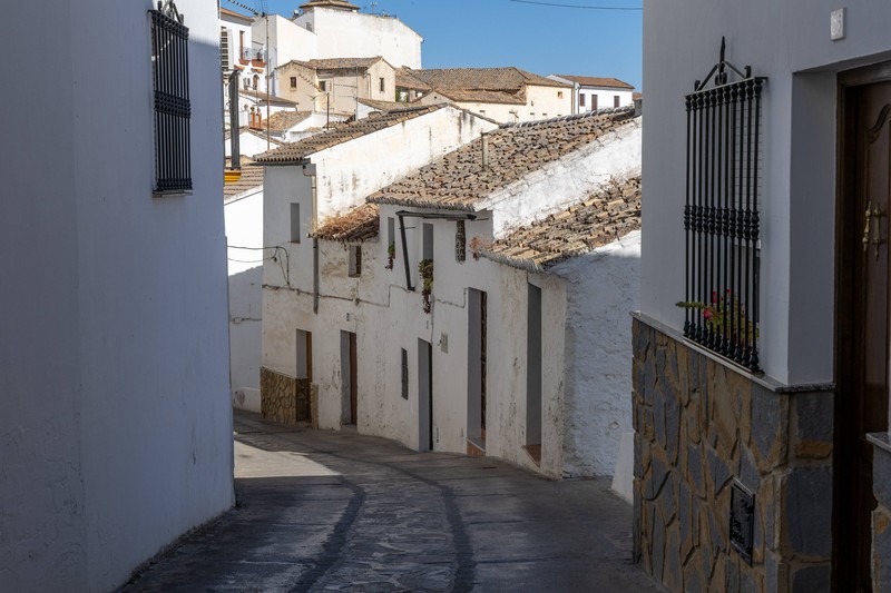 Enge Straßen sind besonders für Fahrzeuge eine Herausforderung.
