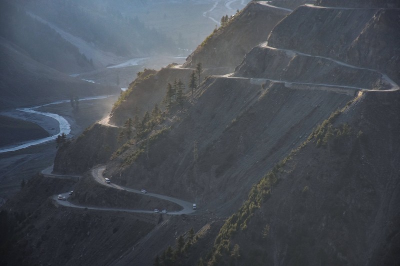 Wer den Zoji La-Pass entlangfahren möchte, sollte sein Auto gut unter Kontrolle haben.