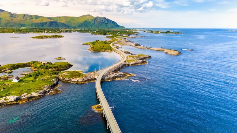 Die Atlantikstraße in Norwegen führt zum größten Teil über Brücken.