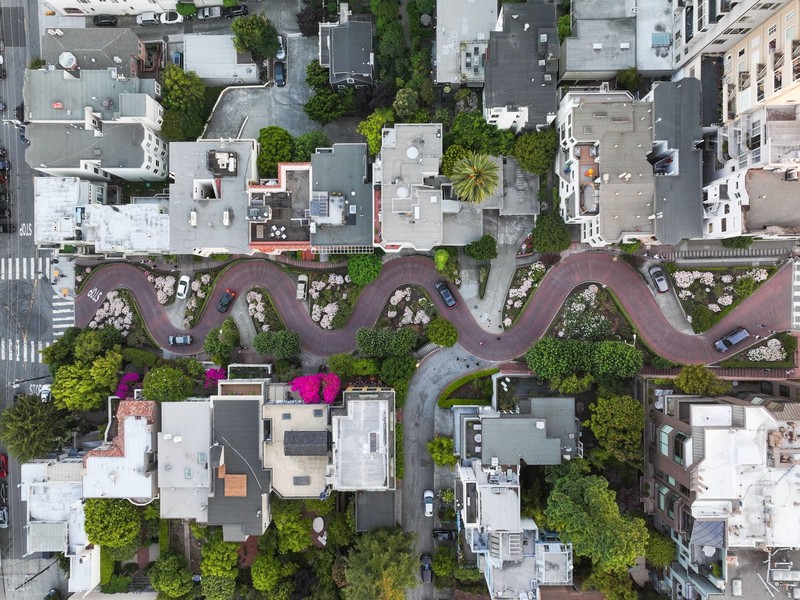 Die Lombard Street in den USA ist die kurvigste Straße der Welt.