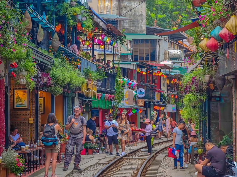Durch die schmale Marktstraße fährt regelmäßig ein Zug.