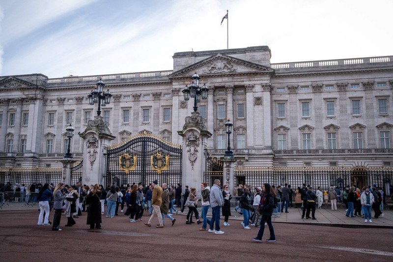 Der Buckingham Palace zieht täglich sehr viele Tourist*innen an. 