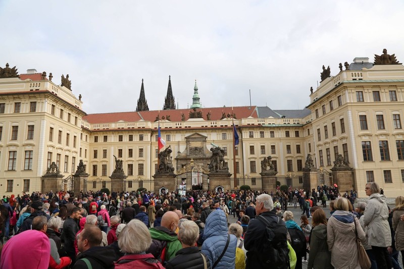 Die Prager Burg ist ein beliebtes Touristenziel.