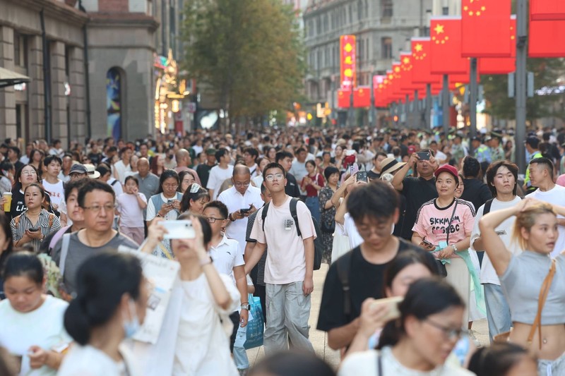 Durch die berühmte Nanjing Road drängeln sich regelmäßig Touristenmassen.