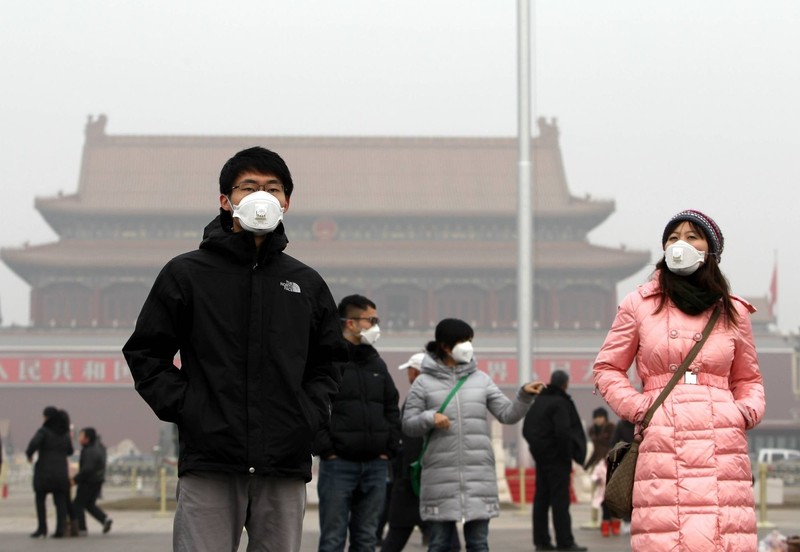 In Peking ist der Smog oft so stark, dass sich die Menschen im Freien nur mit Atemschutzmasken bewegen.