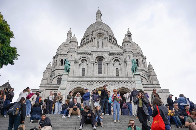 Täglich versammeln sich viele Touristen an beliebten Orten, wie hier vor der Sacre Coeur.
