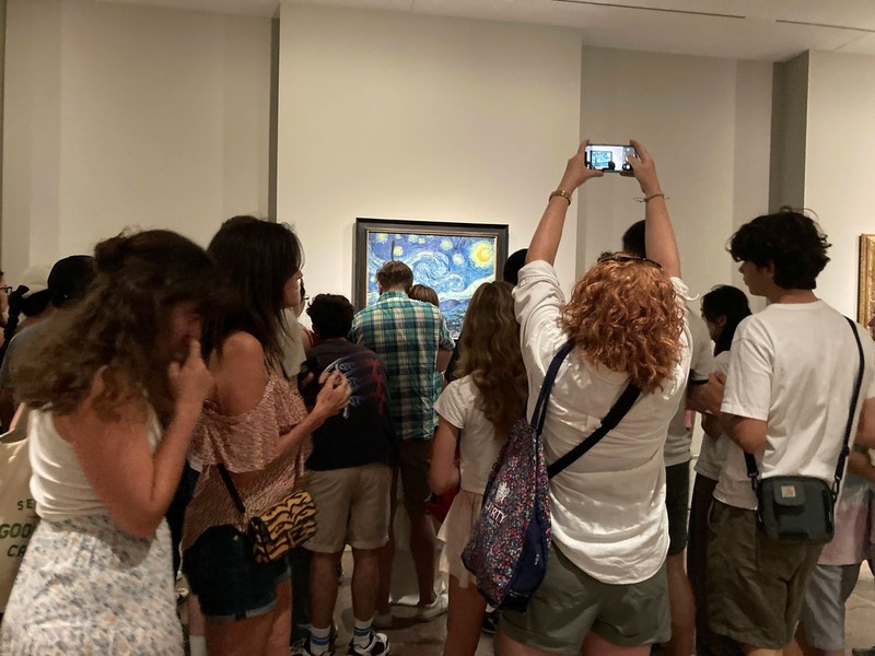 Tummeln sich viele Menschen vor so einem Bild, ist von dem Kunstwerk kaum etwas erkennbar.