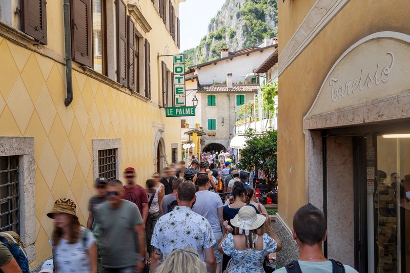 Wo sich viele Menschen durch enge Gassen drängen, entsteht schnell ein ungutes Gefühl.