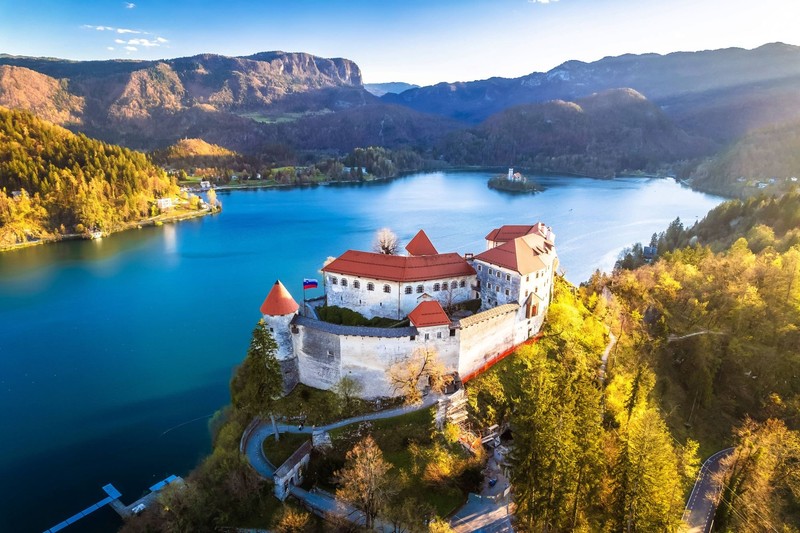 Der malerische Anblick auf die Burg Bled und die umliegende Gebirgslandschaft ist zu jeder Jahreszeit einen Besuch wert.